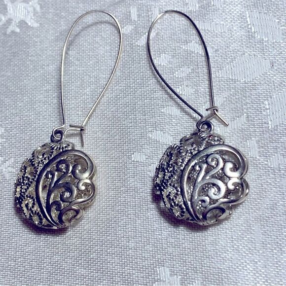 Round Filagree Earrings Drop Dangle Silver Tone 2.5” Gorgeous - Picture 4 of 4